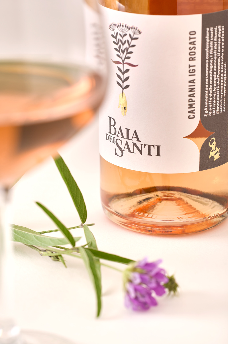 Bottiglia del vino Campania IGT Rosato di Baia DeiSanti con dettaglio fiore