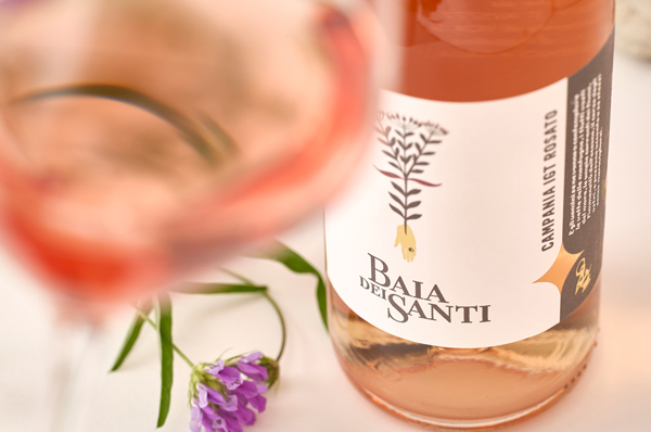Bottiglia del vino Campania IGT Rosato di Baia DeiSanti con dettaglio fiore