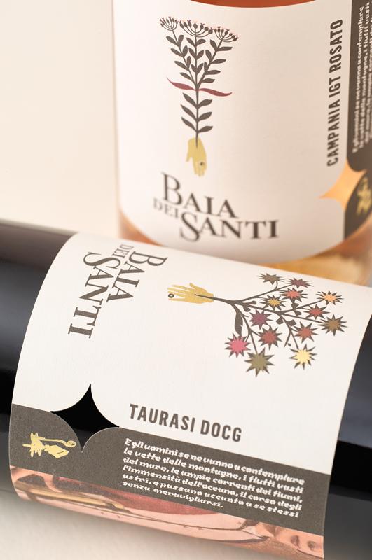 Dettaglio delle etichette con oro bottiglie di Taurasi DOCG e Campania IGT Rosato di Baia DeiSanti